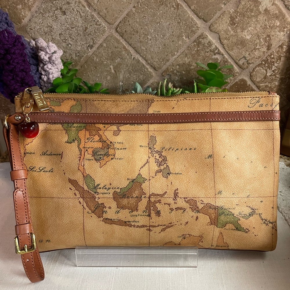 Alviero Martini 1A Classe Geo Classic Flat Clutch with Wristlet